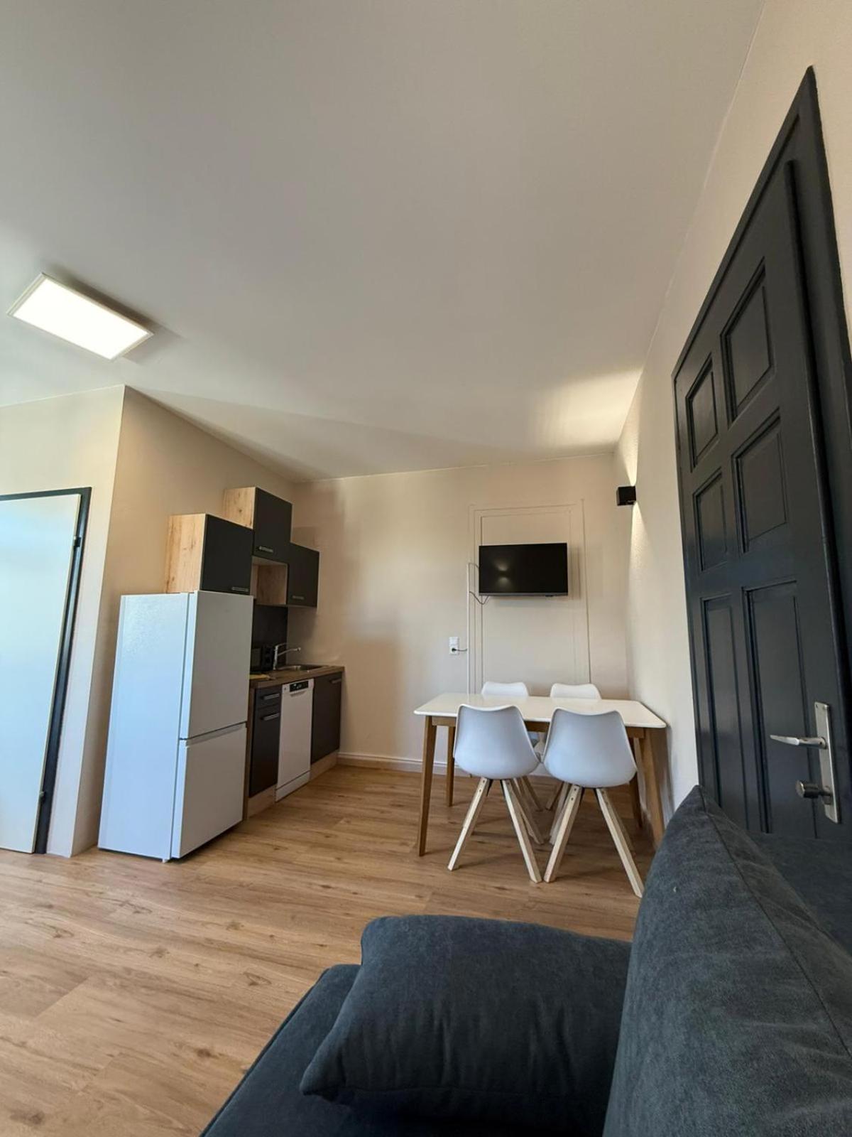 Crown Living Villa Blumenau Studios, Smarttv, Parkplatz ルステナウ エクステリア 写真