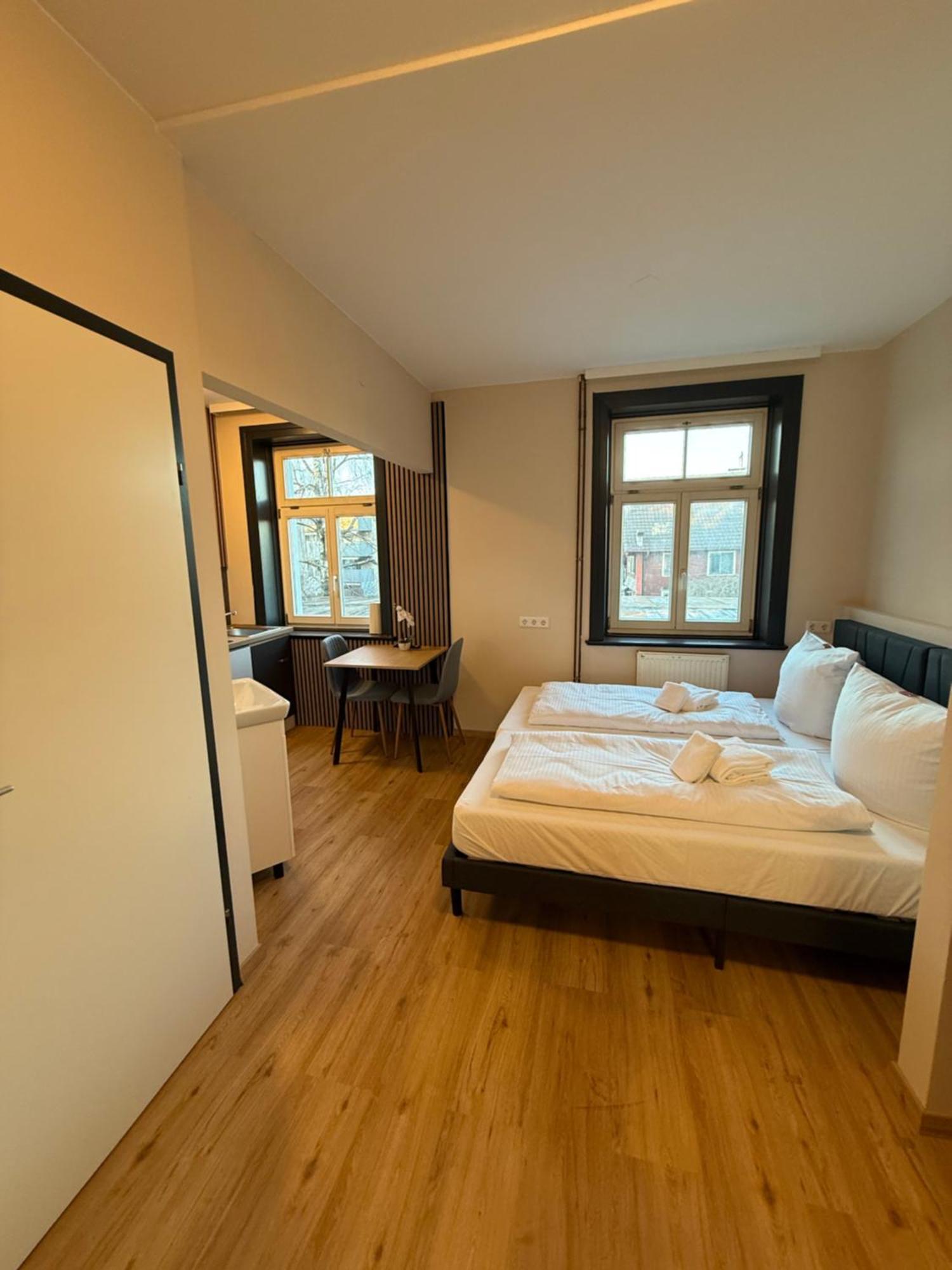 Crown Living Villa Blumenau Studios, Smarttv, Parkplatz ルステナウ エクステリア 写真