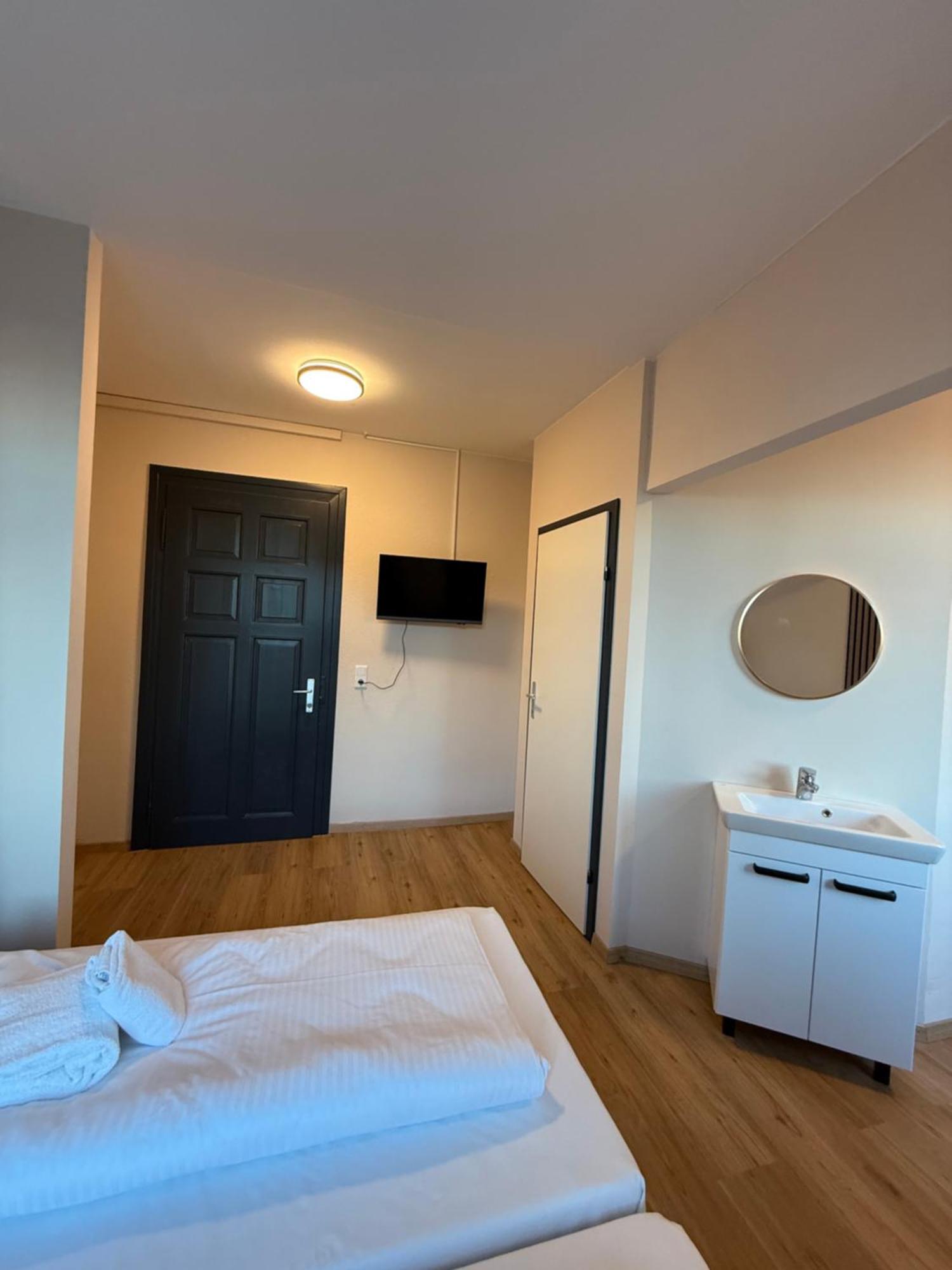 Crown Living Villa Blumenau Studios, Smarttv, Parkplatz ルステナウ エクステリア 写真