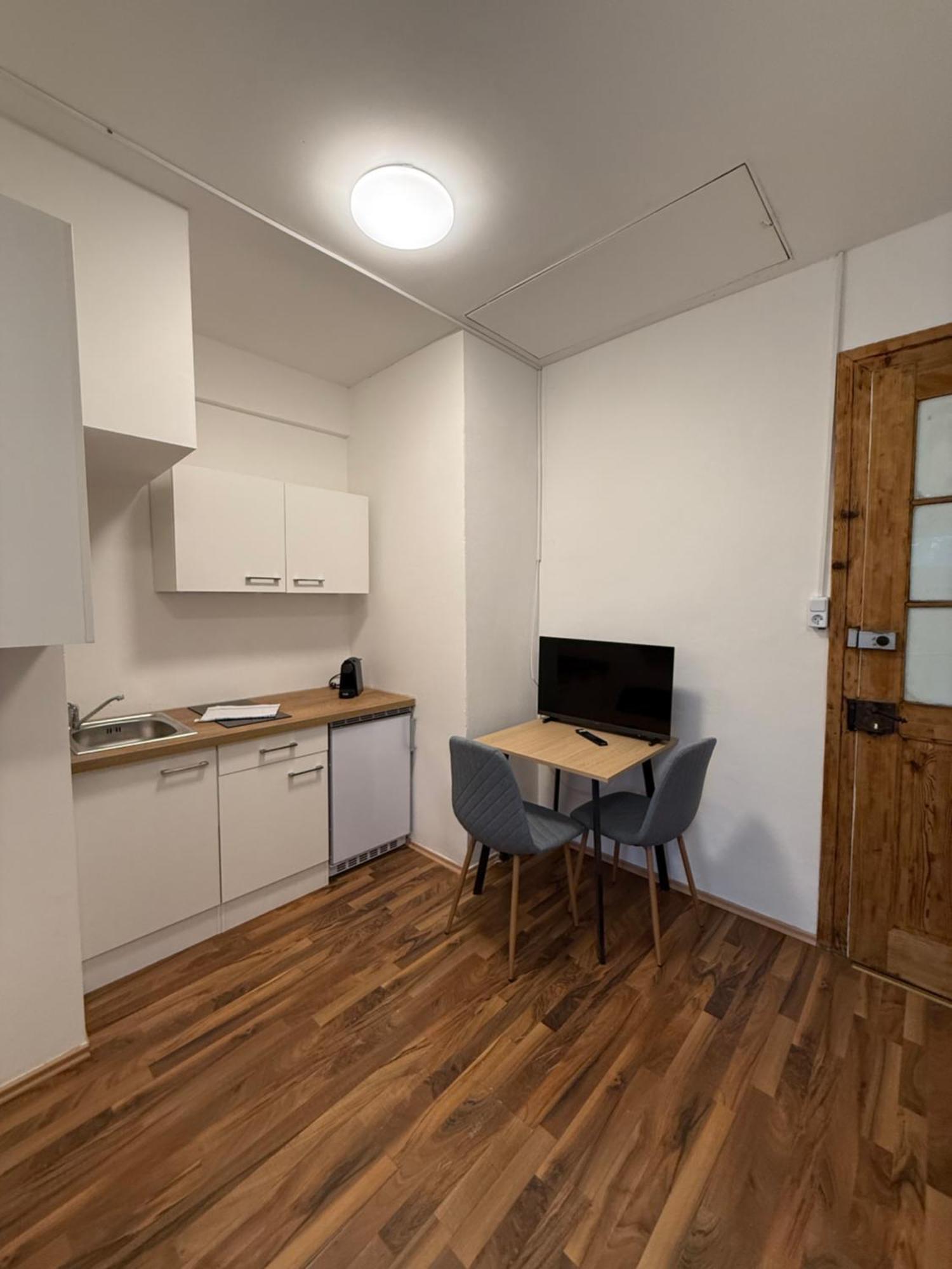 Crown Living Villa Blumenau Studios, Smarttv, Parkplatz ルステナウ エクステリア 写真
