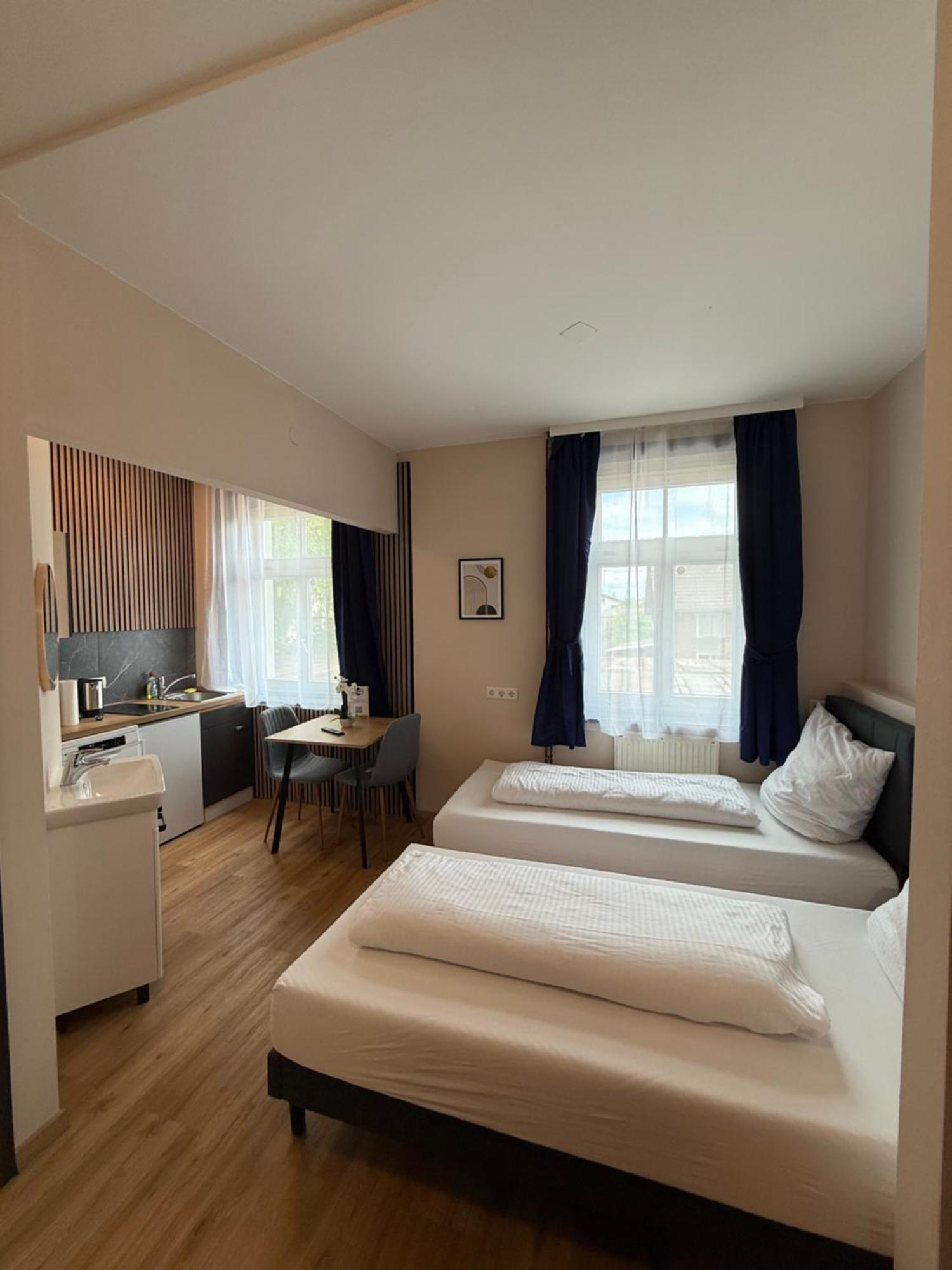 Crown Living Villa Blumenau Studios, Smarttv, Parkplatz ルステナウ エクステリア 写真